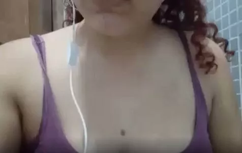 Vídeos de uma ruivinha deliciosa se masturbando no chão do banheiro