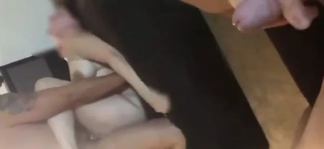 Corno batendo punheta enquanto vê o amigo fodendo sua esposa