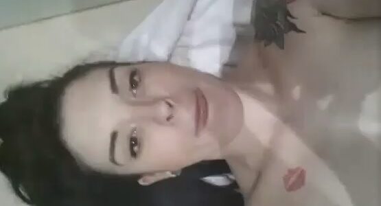 Tatuada e toda gostosa gravou um vídeo nudes se masturbando