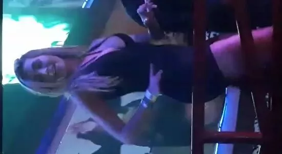 Filmou a loira perfeita sem calcinha na balada mostrando a buceta