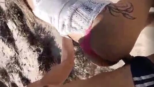 Filmou comendo a loirinha safada em pé na praia e caiu na net