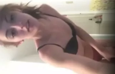 Ninfeta no banheiro ficou pelada e esfregou a bucetinha na siririca