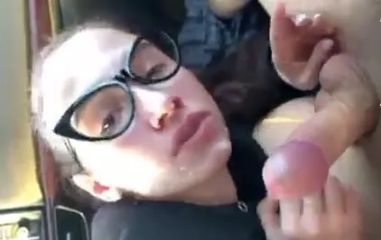 Mamou no carro e encheu a boca de leitinho pra mostrar no vídeo