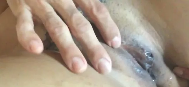 Lambendo o grelinho delicioso da amiga do trabalho caiu na net