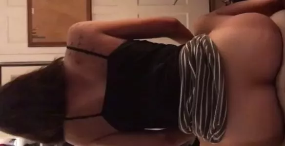 Namorada linda sentando de costas com a bucetinha na pica