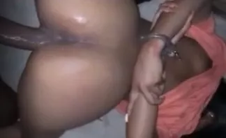 Novinha realizando fetiche de ser algemada transando com PM