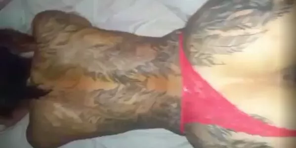 Safada aguentou a piroca grossa do negão comendo ela com força
