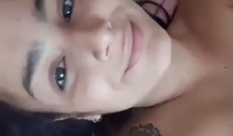 Novinha linda se filmou tocando siririca pro amigo da net