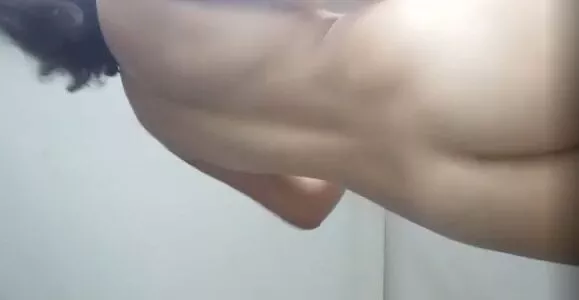 Novinha mostrando a bundinha gostosa mandando nudes pro primo