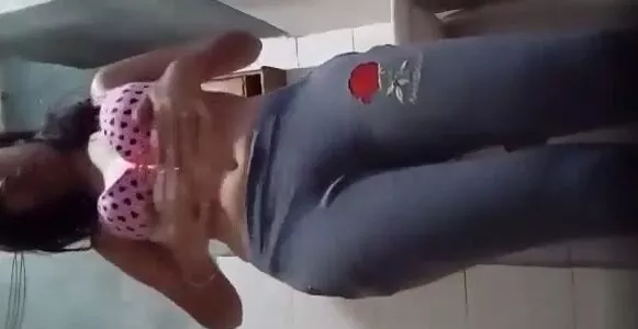 Novinha fogosa tirou a roupa fazendo strip e ficou peladinha no video
