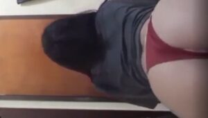 Foi pro banheiro fazer vídeo rebolando de calcinha fio dental