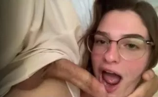 Vadia caindo de boca na piroca do marido caiu na net