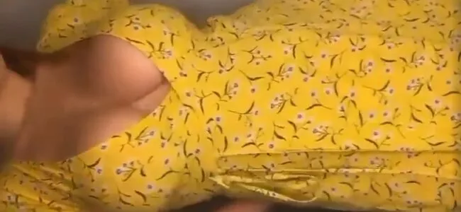 Peituda tatuada ficou pelada mostrando o bucetão inchado vazou