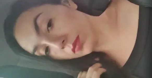 Safada linda fez um vídeo mostrando a bucetinha dentro do Uber