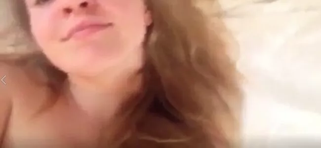 Loirinha novinha se acabando na siririca socando os dedos na bucetinha