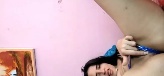 Safada na siririca abriu as pernas e esfregou o grelinho até gozar