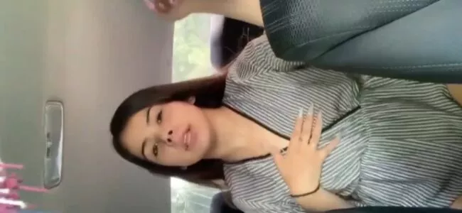 Safada perdeu a aposta e teve que tirar a roupa no carro
