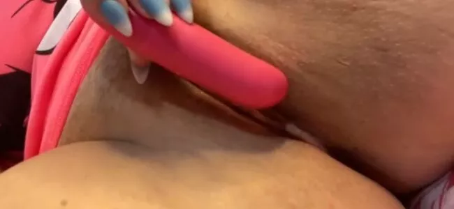 Brincando com vibrador na buceta e metendo tudo lá dentro