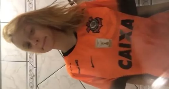 Por uma novinha loirinha dessas eu até viro corinthiano