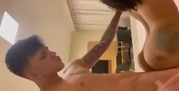Novinho comendo a buceta da morena rabuda caiu na net