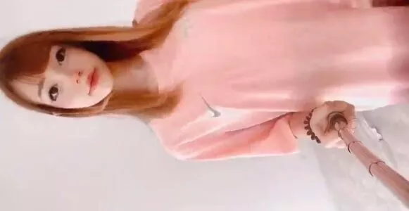 Gatinha linda fez vídeo se exibindo peladinha mostrando a buceta
