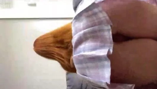 Ruivinha rabuda linda demais mostrando a bunda com plug anal