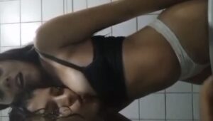 Três novinhas deliciosas se exibindo e se chupando ao vivo na live