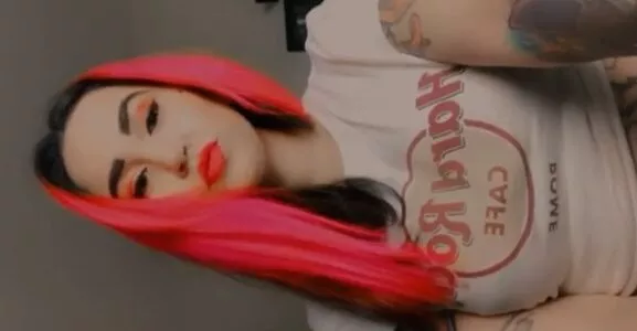 Vídeos de uma mulher linda toda tatuada piscando o cuzinho gostoso