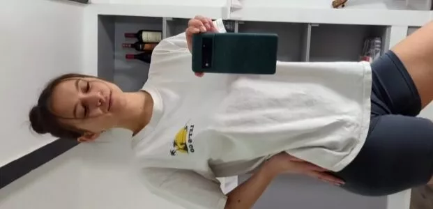 Novinha linda fez vídeo mostrando a xoxotinha rosada