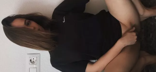 Novinha linda esfregando a xota greluda no vídeo nudes