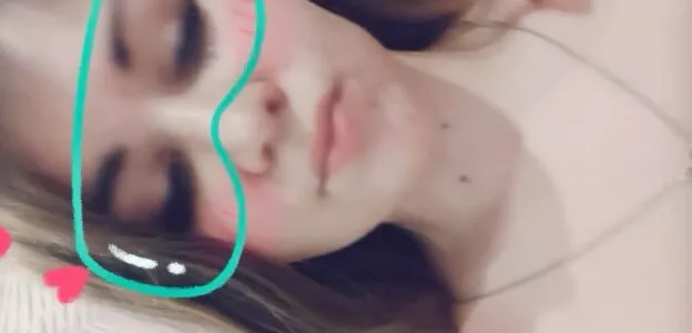 Safadinha da xoxota ruiva filmou metendo os dedos na bucetinha gostosa