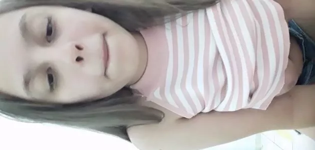 Loirinha safada ao vivo na live provocando os caras mostrando os peitos