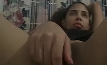 Morena ninfeta abriu as pernas pra tocar siririca filmando tudo