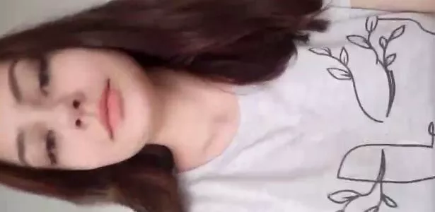 Gatinha ninfeta masturbando a bucetinha de quatro no chão