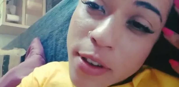 Morena safada mostrando a bucetinha greluda pros seguidores