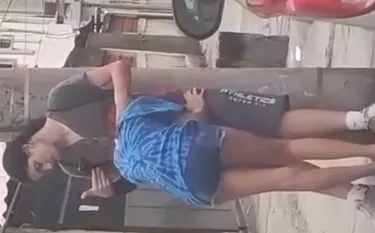 Novinha flagrada mamando no meio da rua em plena luz do dia