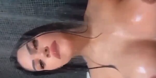 Novinha peituda no chuveiro se exibindo pelada no vídeo nudes