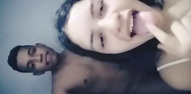 Baixinho fodeu a mina ao vivo na live e gozou na cara dela