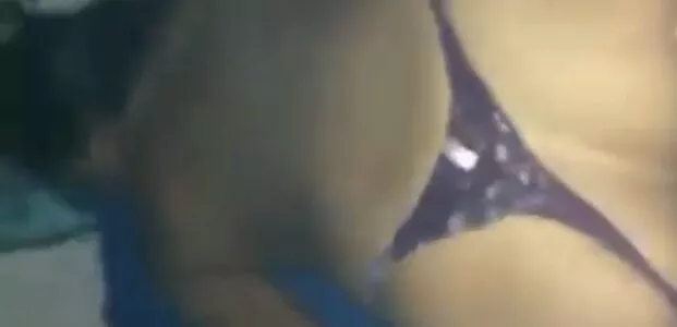 Novinha puxou a calcinha pro lado de quatro pro amigo comer ela