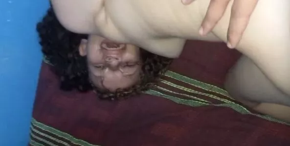 Masturbou a novinha e depois botou ela pra chupar os dedos