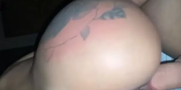 Morena linda com tatuagem na bunda sentando gostoso na piroca