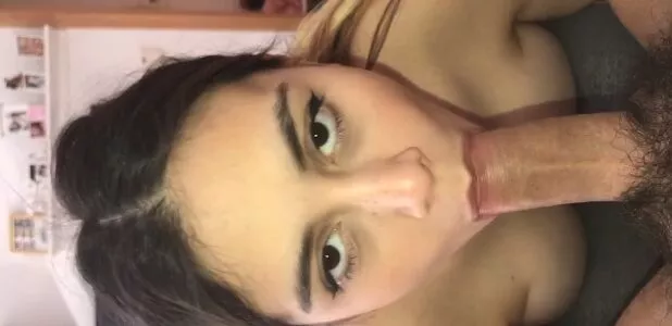 O boquete dessa novinha é para o cara nunca mais esquecer