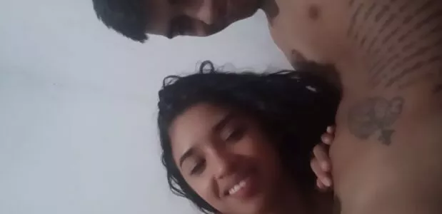 Safadinha ninfeta toda tatuada transando com o namorado ao vivo
