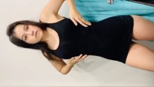 Novinha linda levantou o vestido pra mostrar a pepeka