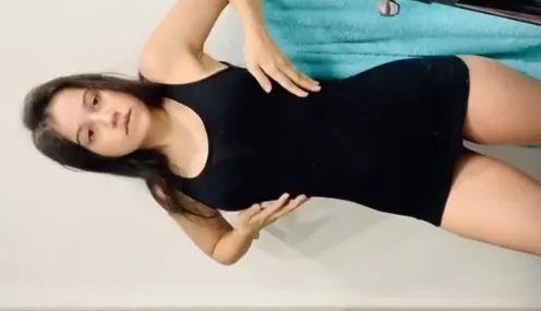 Novinha linda levantou o vestido pra mostrar a pepeka