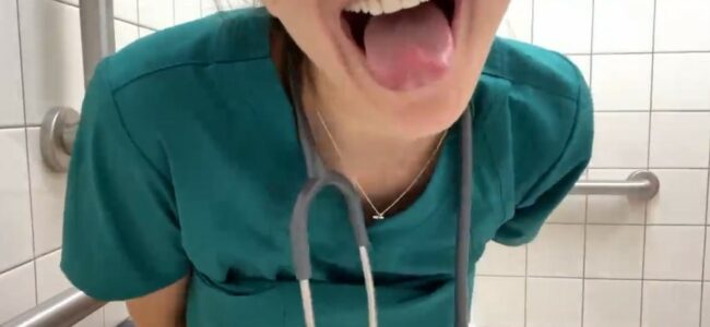 Enfermeira novinha tirando um plug anal do cu e botando na boca