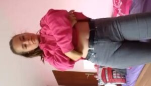 Novinha gata ficou peladinha esfregando a buceta
