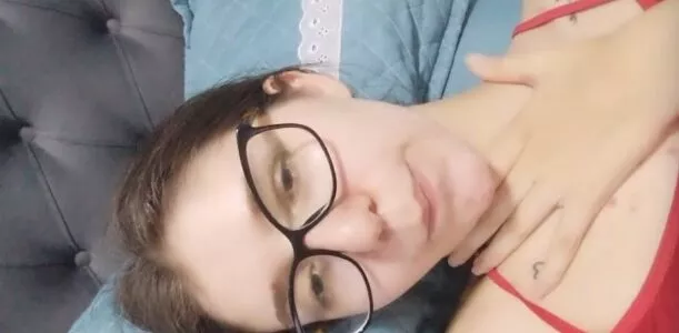 Ninfetinha nerd ficou de quatro mostrando o cuzinho e a xoxota
