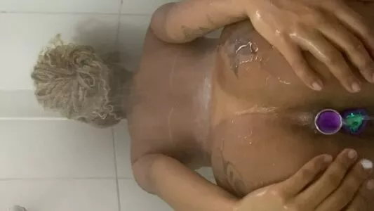 Kesia safada meteu um plug no cu e outro na buceta
