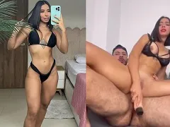 Daniela Cali Onlyfans metendo o dedo no cuzinho